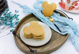 美美的开吃啦～宝贝吃的不亦乐乎，边吃边说吃掉你的小耳朵，再吃了你的全部(^_^)