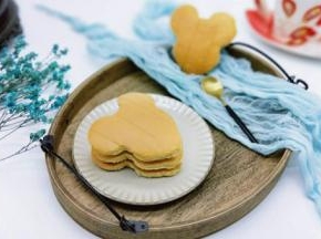 美美的开吃啦～宝贝吃的不亦乐乎，边吃边说吃掉你的小耳朵，再吃了你的全部(^_^)