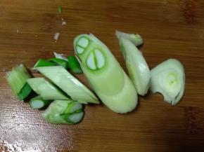 切点葱花，这个葱是从老家带回来的，自己家种的，一点点就很有味道，市场上卖的没有这个葱有味道