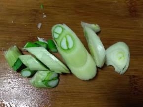切点葱花，这个葱是从老家带回来的，自己家种的，一点点就很有味道，市场上卖的没有这个葱有味道
