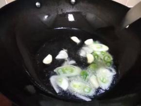 热锅凉油烧至微微冒一点青烟时放入蒜瓣，葱