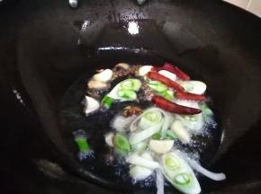 接着放入八角，花椒，最后放干辣椒爆香