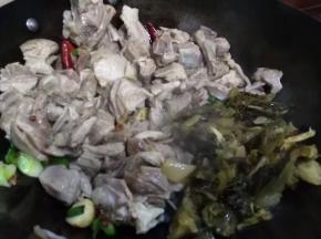 煸炒出香味后放入酸菜继续煸炒