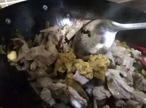 放入酸菜自带酱料