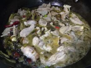 放入适量料酒，添加温水至羊排表层为宜