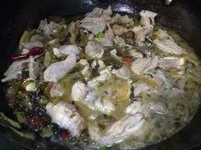放入适量料酒，添加温水至羊排表层为宜