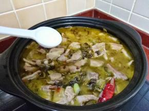 最后加入适量盐，因为酸菜本身就咸，所以我只加了小半勺，但是不加有一点点淡