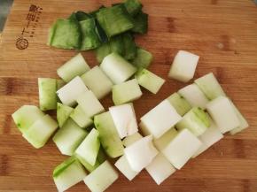 冬瓜洗净，去皮切块。