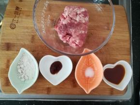 肉馅里加入食盐，六月鲜，蚝油。淀粉。