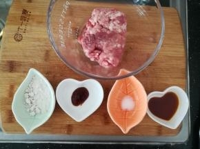 肉馅里加入食盐，六月鲜，蚝油。淀粉。