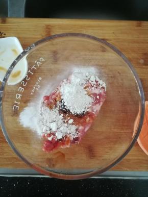 把肉馅搅拌均匀。