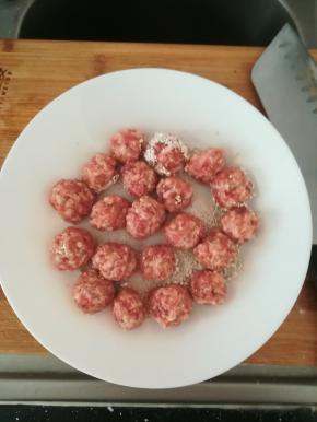 用手搓成肉丸。