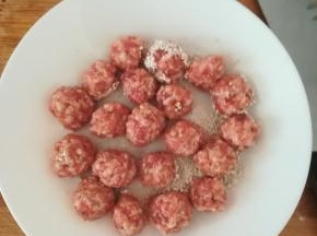 用手搓成肉丸。