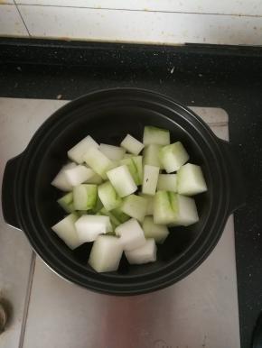 热锅热油。把冬瓜炒成微微透明。