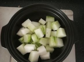 热锅热油。把冬瓜炒成微微透明。