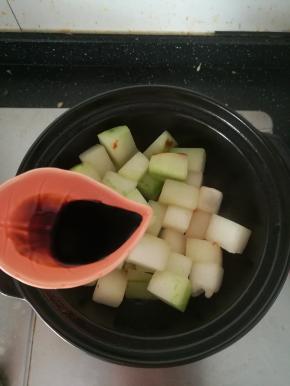 加入一点酱油。