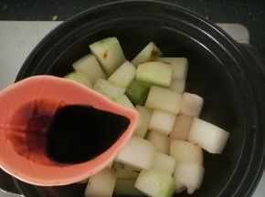加入一点酱油。