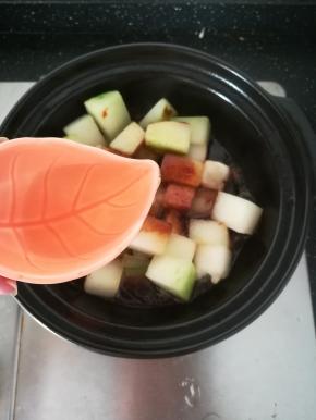 加入适量的清水煮开。