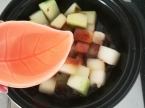 加入适量的清水煮开。