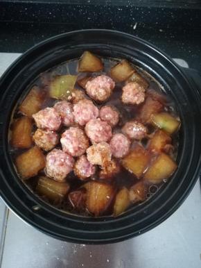 水开后，一个一个的加入丸子。小火慢炖十五分钟。