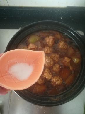 之后加入食盐调味。继续炖10分钟。