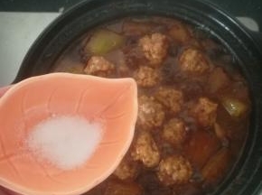 之后加入食盐调味。继续炖10分钟。