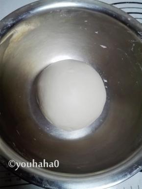 先做披萨皮，面粉120克、水65克、盐1克、油5毫升、酵母全部放入盆中，和成稍软一点的面团