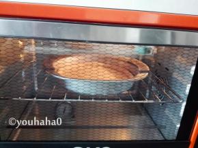 放入已预热180度的烤箱中，中层烤10分钟后取出