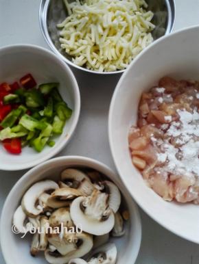 发面的时候，准备披萨馅料；鸡胸肉撕掉筋膜、肥油洗净，切小块，用少许的花雕酒、白胡椒粉、淀粉拌匀，腌渍一会；