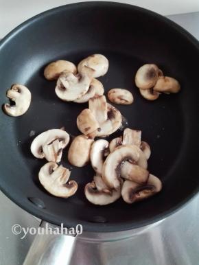 草菇洗净切片，入锅炒软，去掉水分，盛出待用