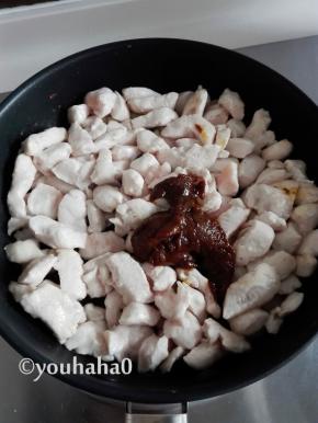 锅中入少许的植物油，升温后放入腌渍过的鸡胸肉翻炒，待全部变色后，放入咖喱膏炒匀