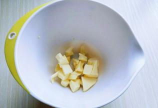 黄油切小块，室温软化。(室温自然软化即可)