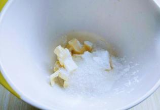 软化的黄油中加入盐，再加入糖粉。