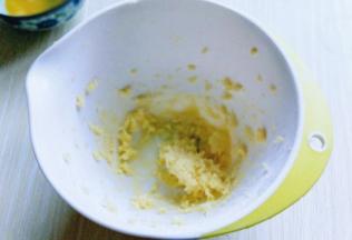 用硅胶铲翻拌均匀。(这样避免启动打蛋器时糖粉飘扬。) 启动电动打蛋器将黄油打发。