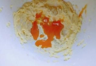 加入蛋黄液，再次启动电动打蛋器。