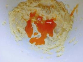 加入蛋黄液，再次启动电动打蛋器。