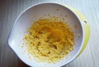 充分打至蛋黄液和黄油融合。