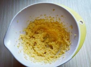 充分打至蛋黄液和黄油融合。