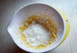 筛入低筋面粉。