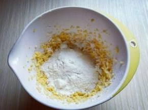 筛入低筋面粉。