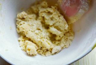 用硅胶铲翻拌混合。