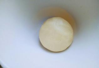 再手揉成面团，室温静止10分钟。