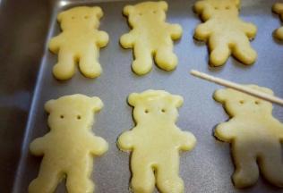 我的烤盘是不粘的烤盘，如果不是这种，需要垫一张油纸，用一根牙签粗的一头扎出眼睛，如图。