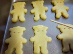 我的烤盘是不粘的烤盘，如果不是这种，需要垫一张油纸，用一根牙签粗的一头扎出眼睛，如图。