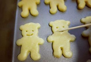 再用牙签细的一头划出微笑的嘴巴。依次做完。