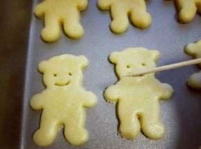 再用牙签细的一头划出微笑的嘴巴。依次做完。