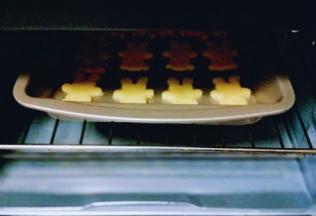 烤箱170度预热5分钟，烤盘入烤箱中层，170度上下火烤10-12分钟，(具体时间要根据自家烤箱性能另定。)