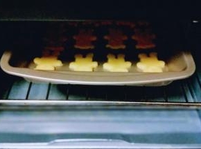 烤箱170度预热5分钟，烤盘入烤箱中层，170度上下火烤10-12分钟，(具体时间要根据自家烤箱性能另定。)