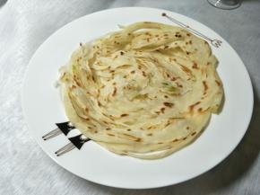 烙熟，出锅。其他的饼用同样的方法。
比较酥脆的一款葱花饼。