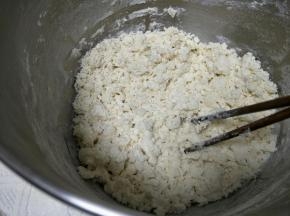 面粉用开水边烫边搅拌成絮状。